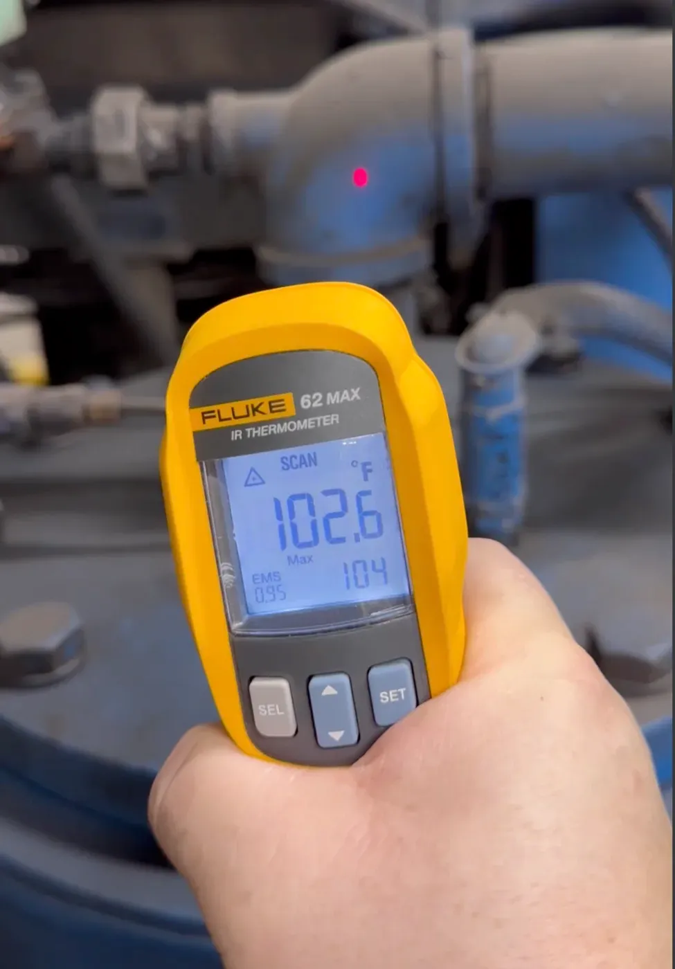 Mesure de température au thermomètre infrarouge Fluke sur la tuyauterie d’air comprimé, en salle des compresseurs.