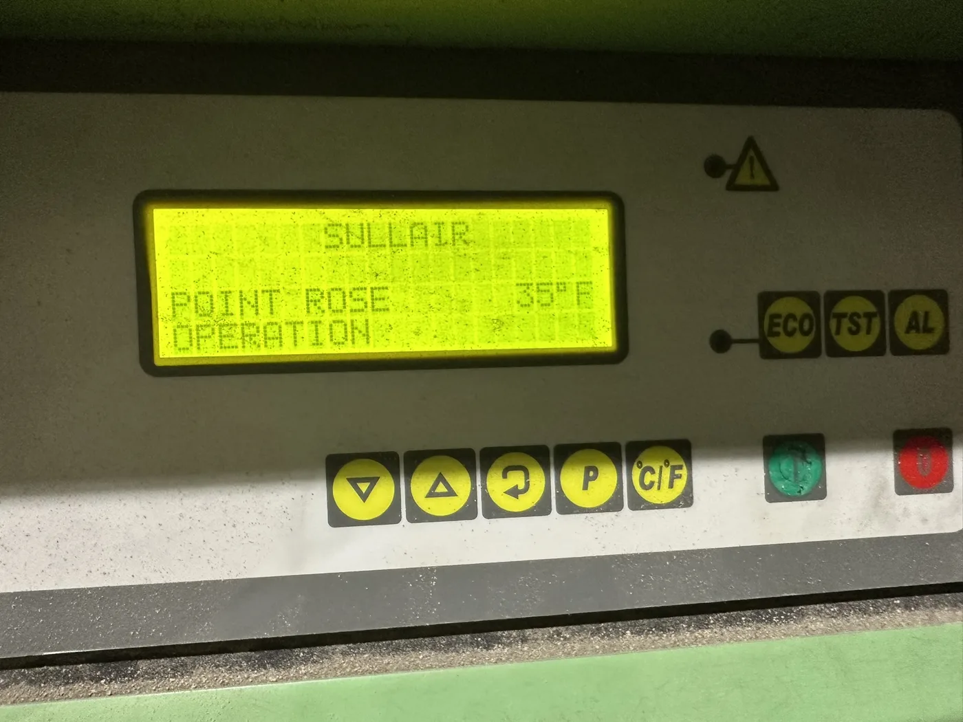 Contrôleur de compresseur Sullair affichant « POINT ROSE 35 °F » en opération