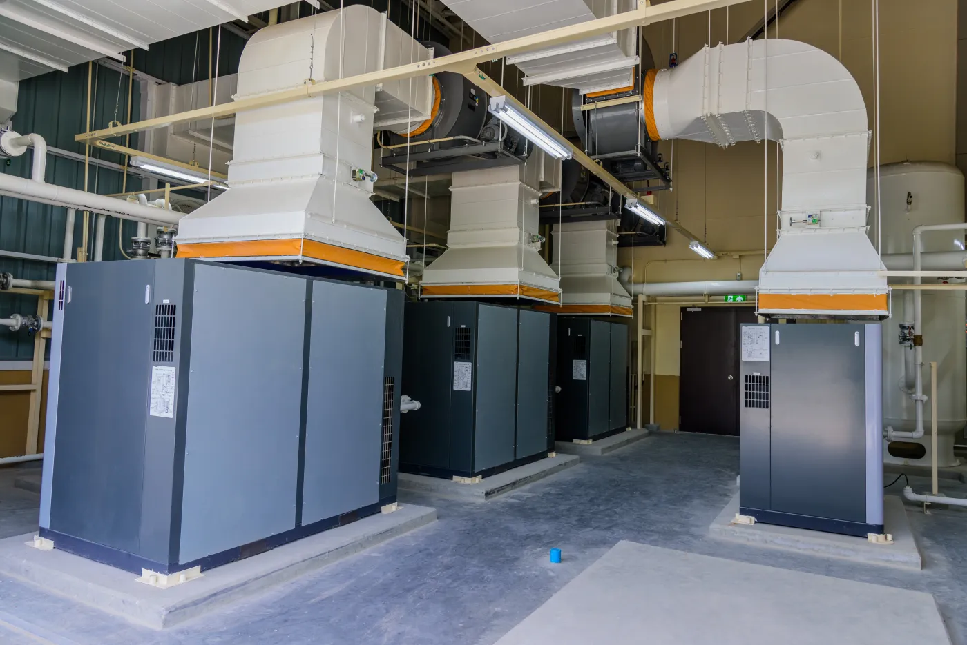 Salle de compresseurs d’air industriels et réseau d’air comprimé dans une usine